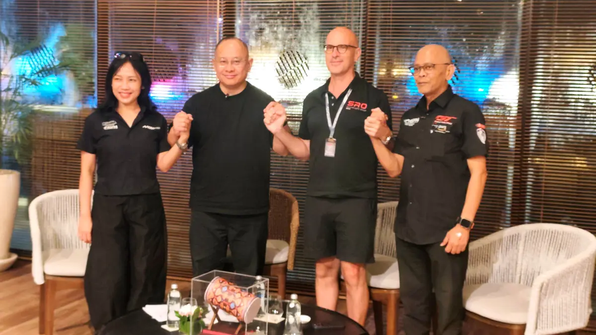 Direktur Operasi ITDC Troy Reza Warokka (dua kiri) dan Direktur Utama MGPA Priandhi Satria (kanan) saat konferensi pers tentang dampak GT World Challenge Asia 2026 di Pullman Lombok Mandalika Beach Resort, Lombok Tengah, Kamis (30/4). (Dewi/Lombok Post) 
