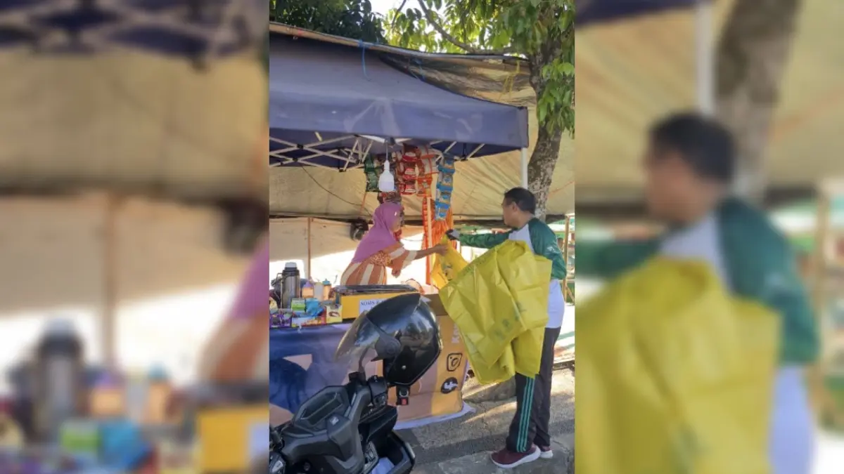 DLH membagikan kantong sampah kuning kepada pedagang dan warga pengantar sebagai langkah preventif menekan timbunan sampah di tengah lonjakan aktivitas yang menjadikan kawasan tersebut seperti pasar dadakan. 