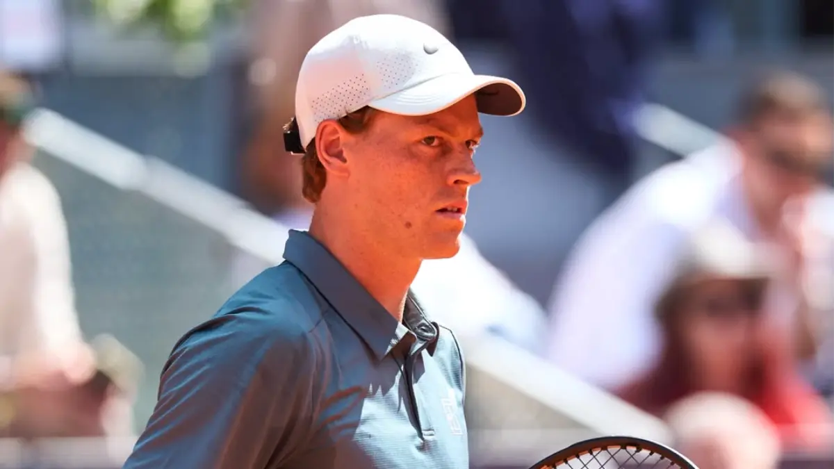 Jannik Sinner kalahkan Arthur Fils 6-2, 6-4 di semifinal Madrid 2026. Kini hadapi Alexander Zverev di final dan berpeluang cetak rekor 5 gelar Masters 1000 beruntun. (Instagram Mutua Madrid Open)