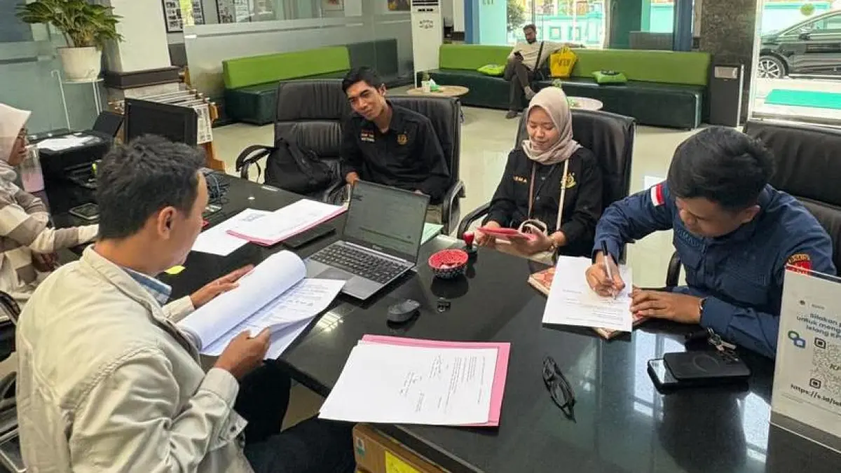 Kasipidsus Dimas Praja Subroto dan tim barang bukti dan barang rampasan Kejari Lombok Tengah. (Kejari for Lombok Post) 