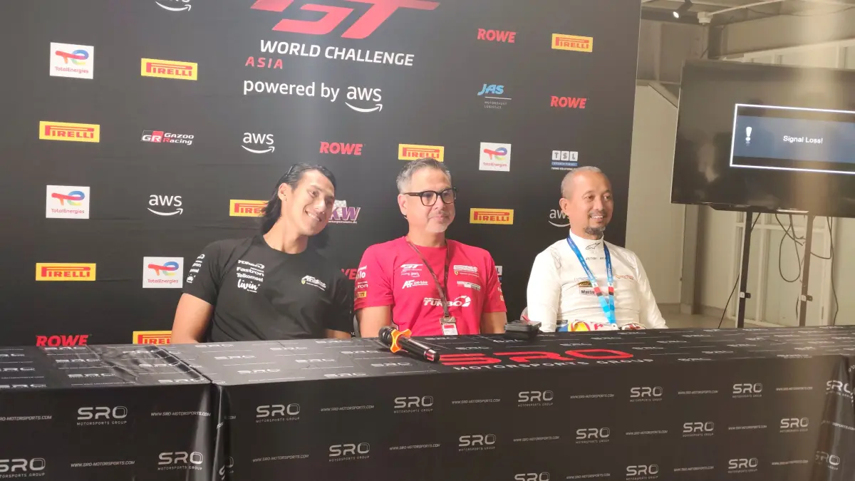 KIRI KE KANAN: Sean Gelael, David Tjiptobiantoro dan Fitra Eri pembalap asal Indonesia yang siap berlaga di lintasan GT World Challenge Asia 2026 di Sirkuit Internasional Mandalika, Lombok Tengah pekan ini. (Dewi/Lombok Post) 
