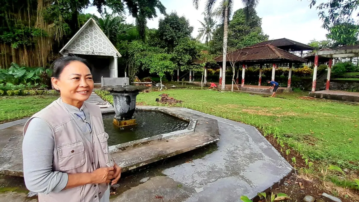 KLARIFIKASI: Wewe Anggreaningsih saat memberikan penjelasan mengenai progres penataan dan relokasi pohon di kawasan Taman Narmada, Kamis (30/4).