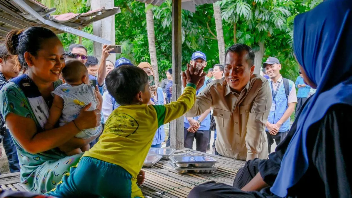 KONDISI NYATA: Gubernur NTB Lalu Muhamad Iqbal menyapa anak dari keluarga kategori miskin ekstrem di Desa Malaka, Lombok Utara, beberapa waktu lalu. (BIRO UMUM DAN ADPIM SETDA NTB FOR LOMBOK POST)