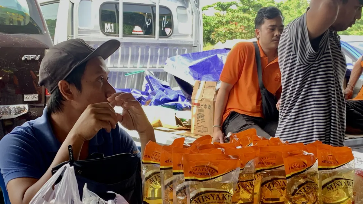LEBIH MURAH: Seorang pedagang di pasar menjual Minyakita, beberapa waktu lalu. 