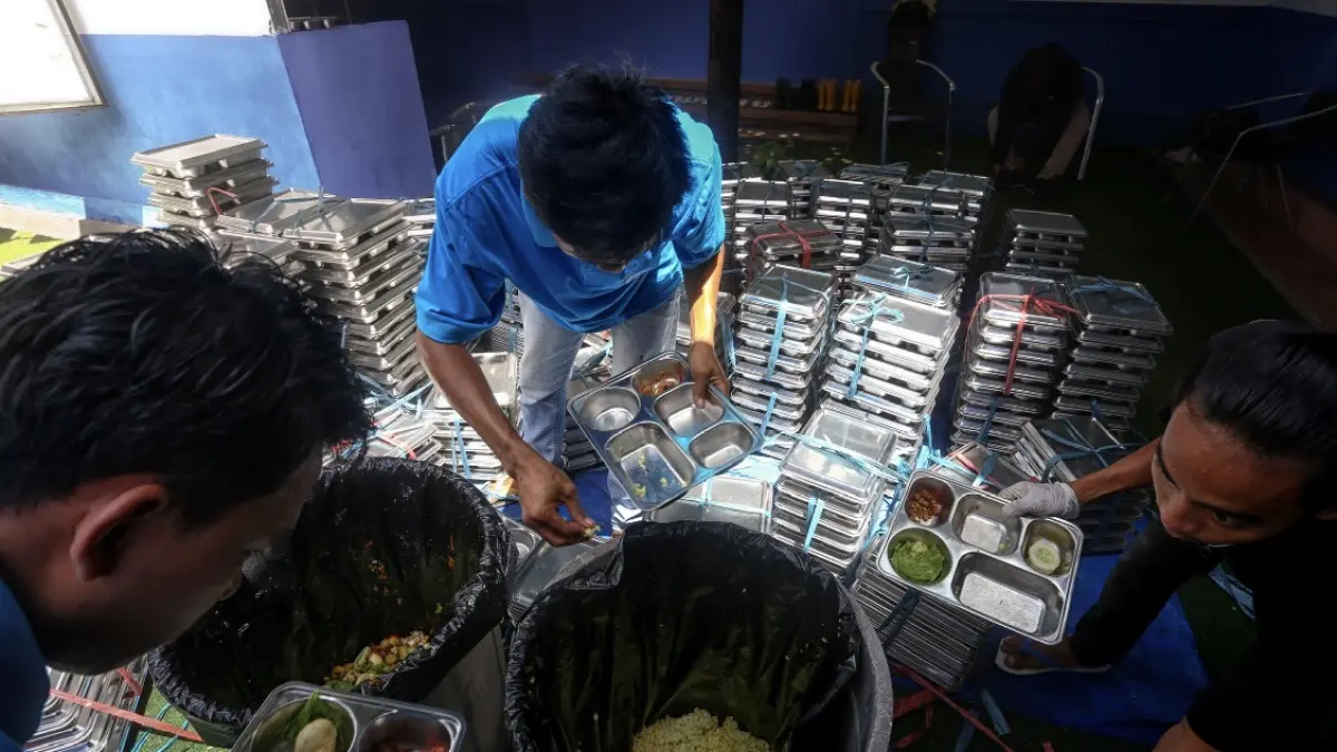 LIMBAH DAPUR: Para petugas SPPG di Kota Mataram saat membuang sisa makanan MBG, beberapa waktu lalu. (IVAN/LOMBOK POST)