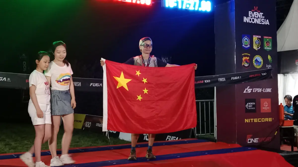 Pelari asal China Zairan Li berhasil menjuarai Rinjani 100 kategori 162 KM sekaligus memecahkan rekor dunia. (IST/LOMBOK POST)
