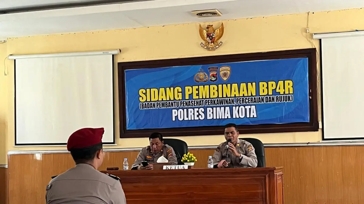 Polres Bima Kota menggelar sidang pembinaan BP4R untuk memediasi Brigadir Anhar dan istrinya. Dalam sidang ini keduanya sepakat bercerai.