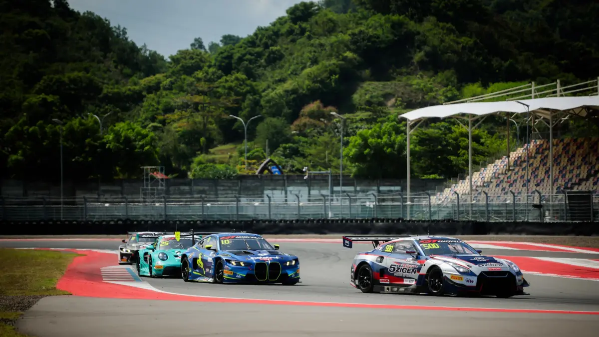 Sejumlah mobil balap saat mengikuti latihan bebas di ajang GT World Challenge Asia 2026, Jumat (1/5). 