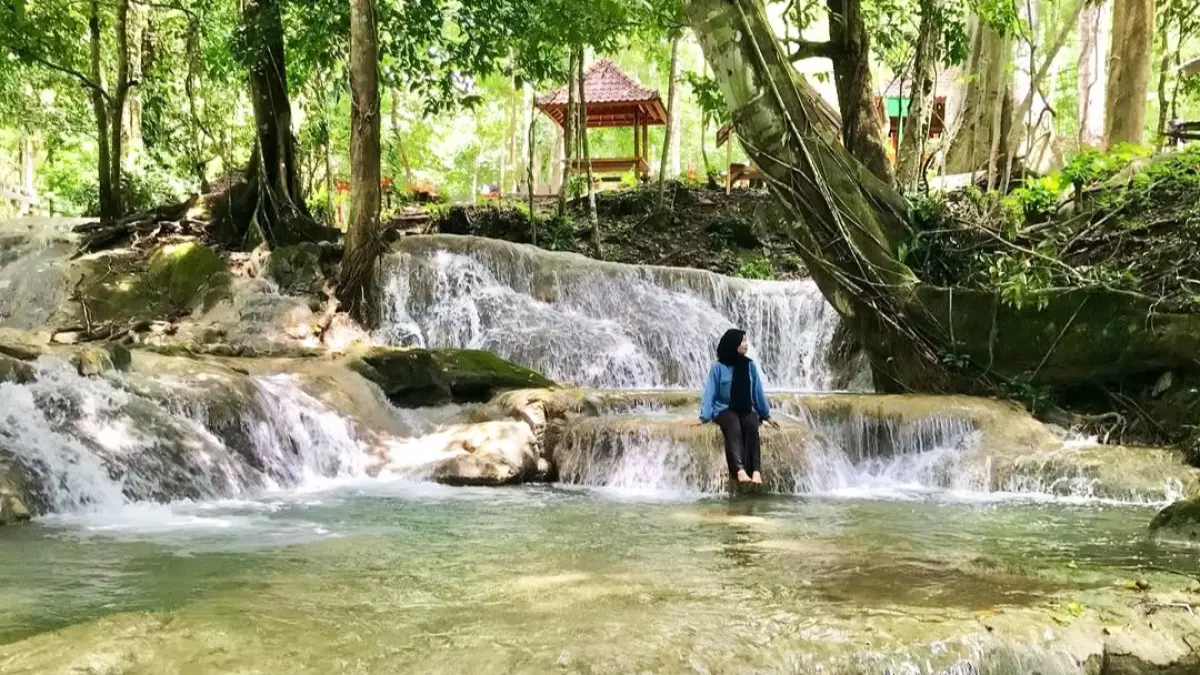 SIMFONI ALAM: Wisatawan tengah menikmati keindahan Air Terjun Ai Mual, beberapa waktu lalu. (Istimewa)