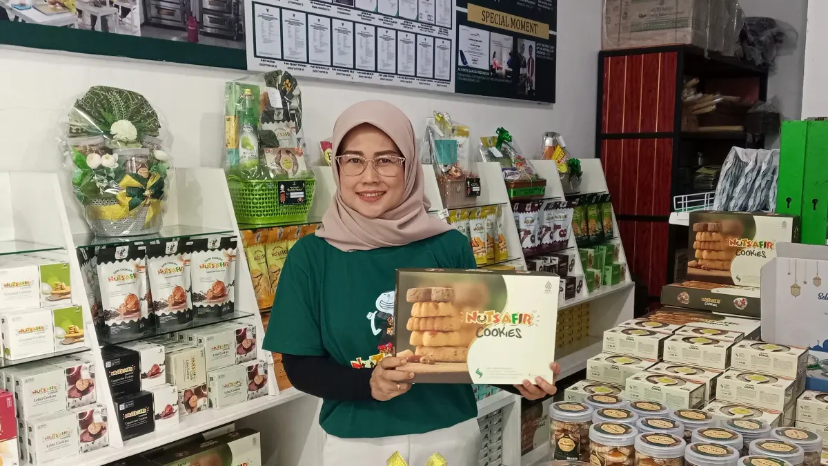 SUKSES: Owner Nutsafir Sayuk Wibawati menunjukkan produk yang ada di rumah produksinya. (Istimewa)