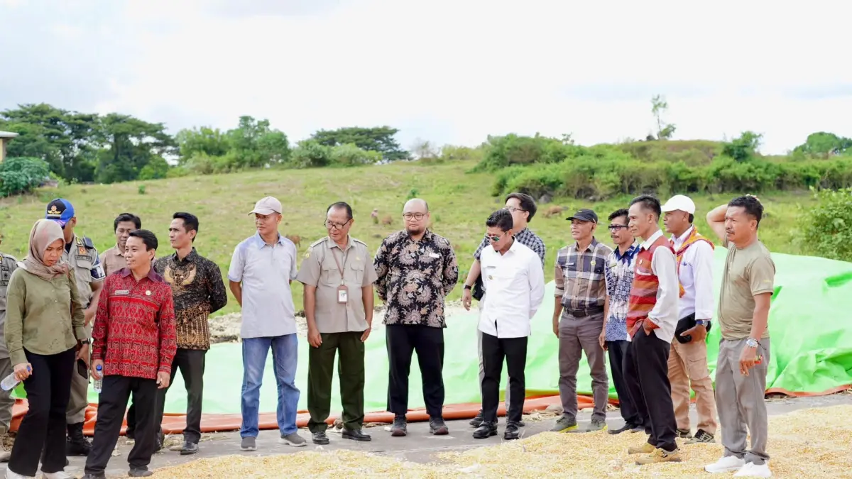 TINJAU: Bupati Dompu Bambang Firdaus bersama tim Visit Site FS meninjau lokasi pembangunan pakan ternak di Desa Suka Damai, Kecamatan Manggelewa, Kamis (30/4).