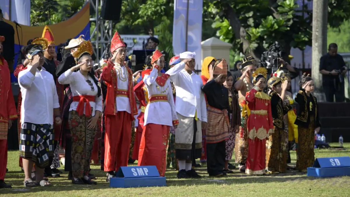 Upacara Hardiknas di halaman Kantor Kementerian Pendidikan Dasar dan Menengah (Kemendikdasmen), Senayan, Jakarta, Sabtu (2/5), dalam balutan busana adat Jawa Barat. 

