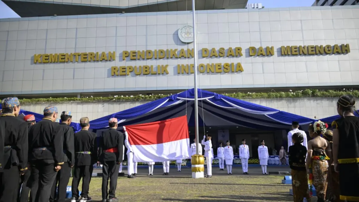 upacara Hardiknas di halaman Kantor Kementerian Pendidikan Dasar dan Menengah (Kemendikdasmen), Senayan, Jakarta, Sabtu (2/5), dalam balutan busana adat Jawa Barat.&nbsp;