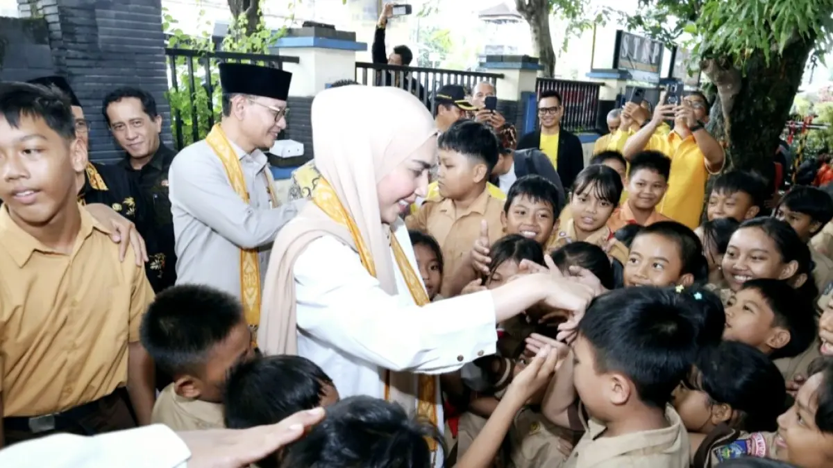 Wakil Ketua DPR RI Sari Yuliati didampingi Wali Kota Mataram Mohan Roliskana menyerahkan beasiswa PIP secara simbolis di SDN 10 Cakranegara, Kamis (30/4).