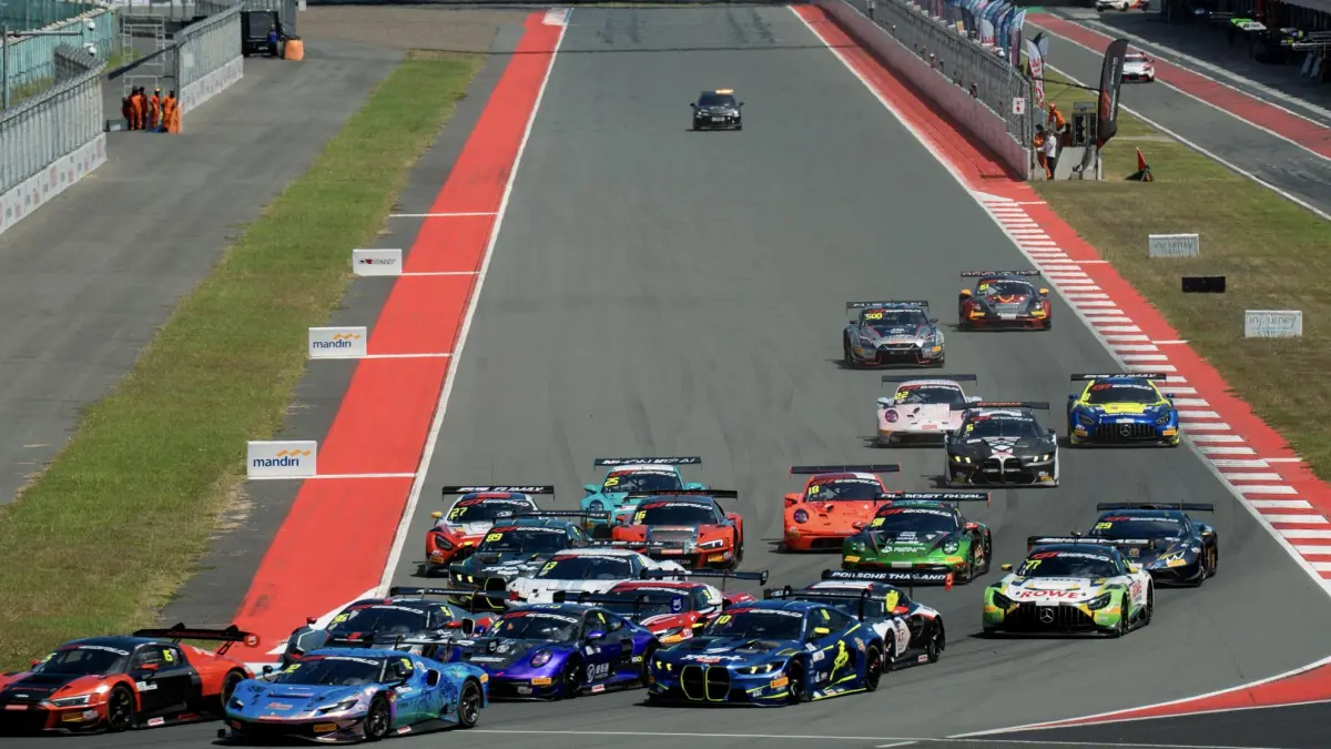 Belasan mobil balap GT3 berlaga dalam ajang GT World Challenge Asia 2026 di Sirkuit Internasional Mandalika, Minggu (3/5). 
