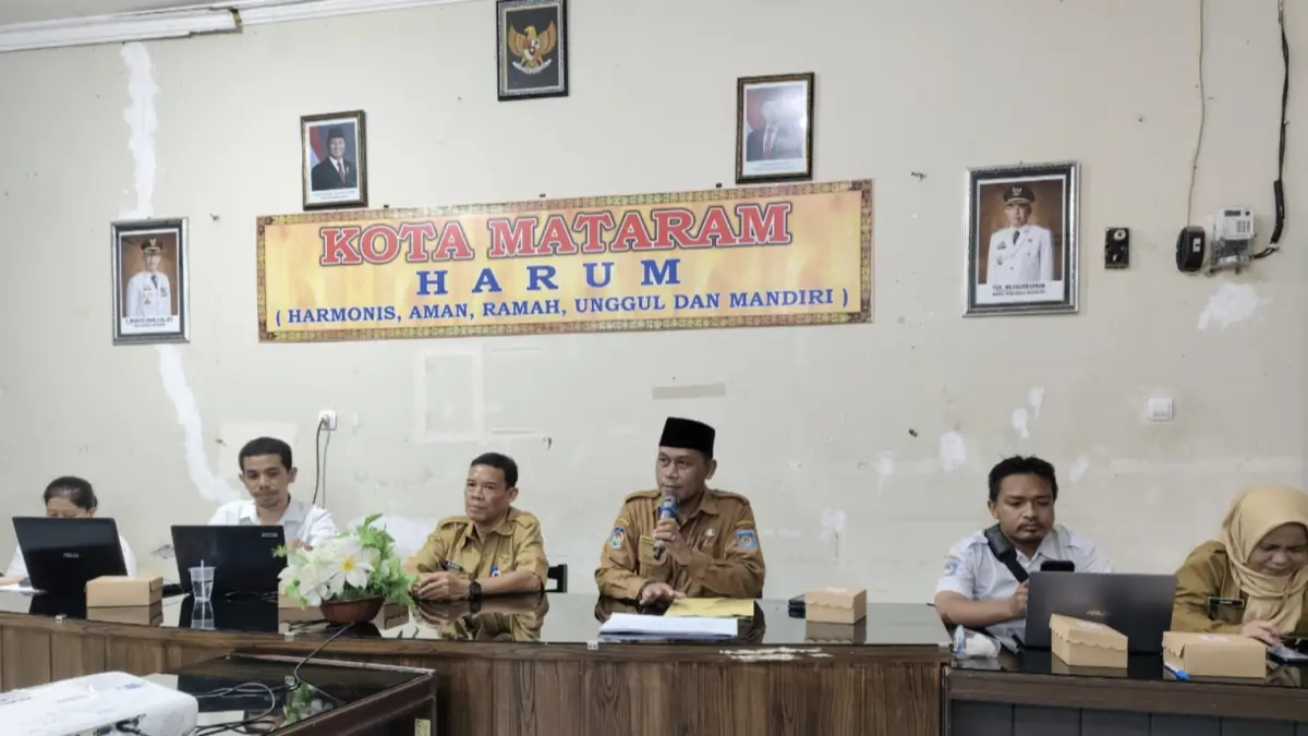 Kepala Dinas Sosial Kota Mataram Muzzakir Walad saat memberikan arahan dalam akselerasi program aktivasi Identitas Kependudukan Digital (IKD). (DOK. DINSOS)
