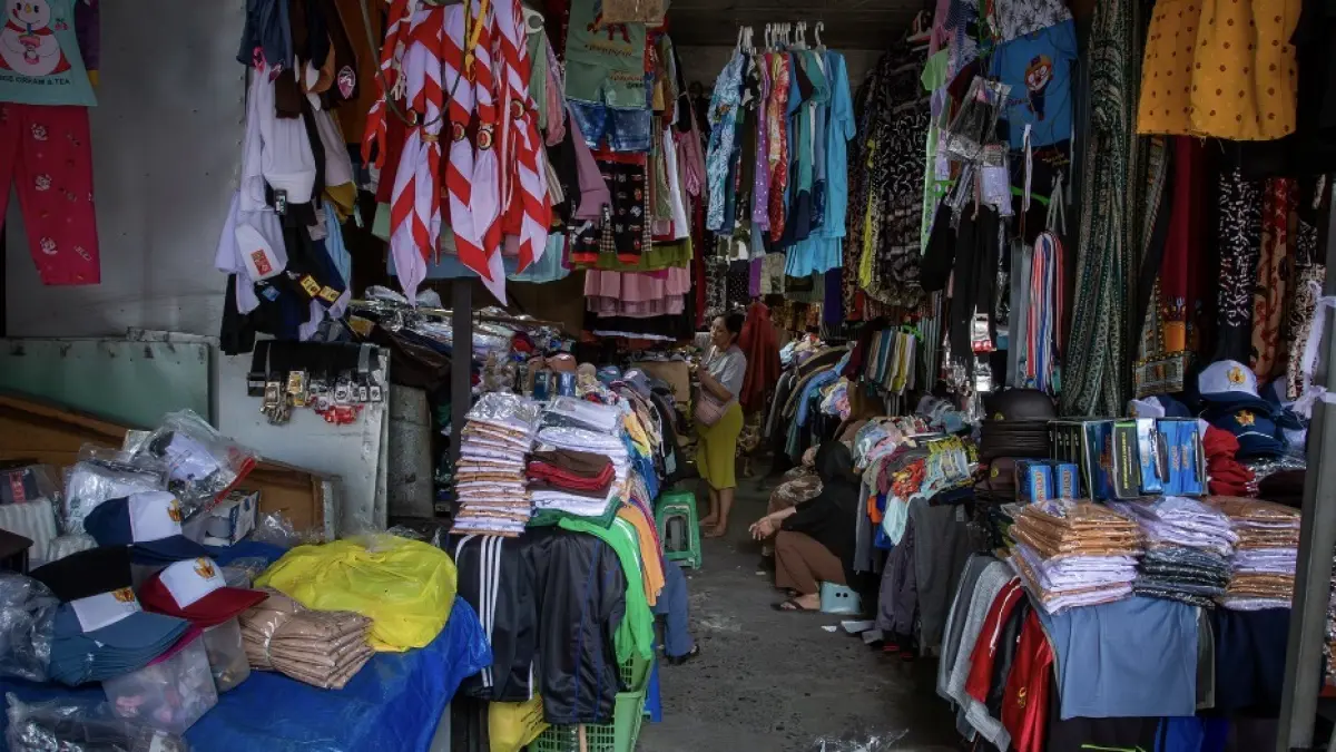 MULAI SEPI: Deretan lapak penjual baju di salah satu pasar di Kota Mataram, beberapa waktu lalu. 
