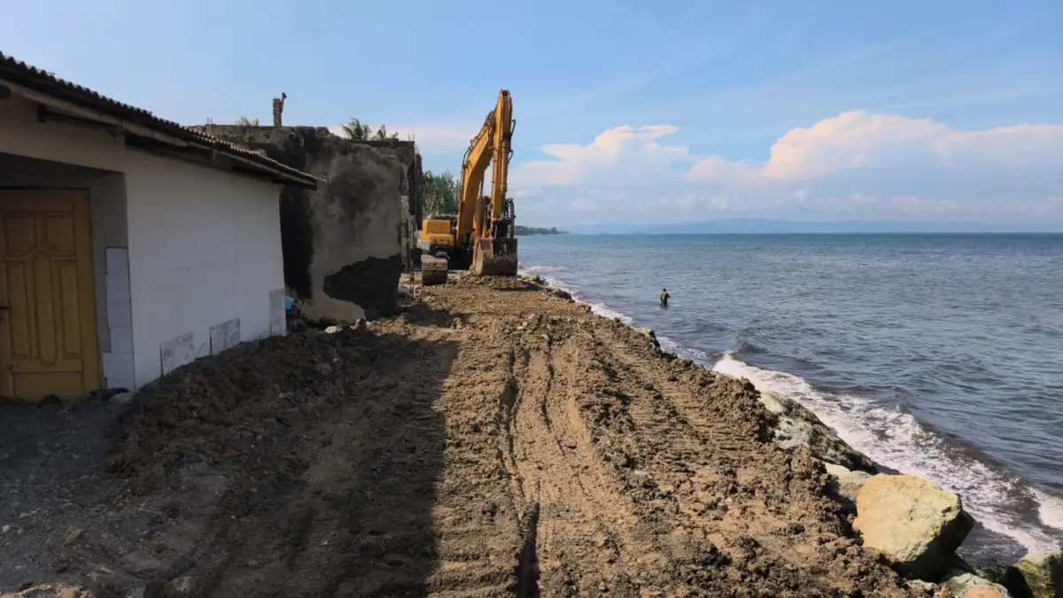Pemasangan batu boulder oleh Dinas PUPR Kota Mataram di kawasan Pantai Ampenan sebagai langkah konkret pengendalian abrasi dan perlindungan pesisir. (DOK. PUPR)