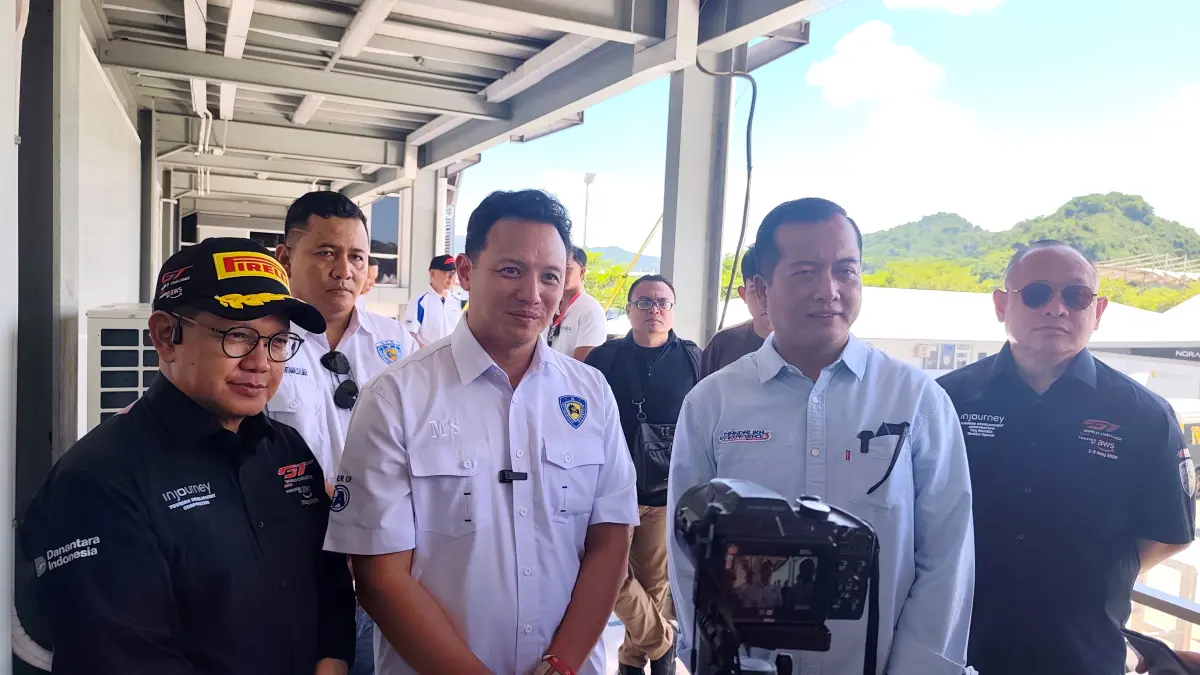Gubernur NTB Lalu Muhamad Iqbal (dua kanan), Ketua Umum IMI Moreno Soeprapto (dua kiri) didampingi Plt Direktur ITDC Ahmad Fajar (kiri) dan Direktur Operasi ITDC Troy Reza Warokka usai menyaksikan ajang GT World Challenge Asia 2026 di Sirkuit Internasional Mandalika, Minggu (3/5). (Dewi/Lombok Post) 