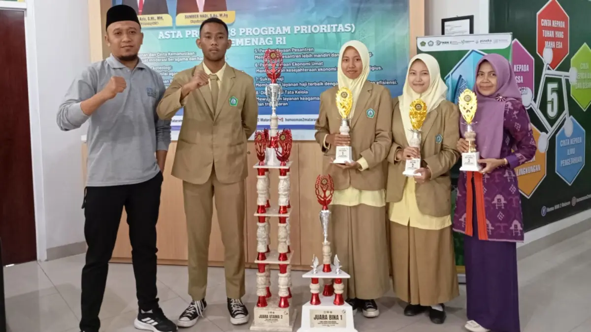 BERPRESTASI: Tim Pasmanda MAN 2 Mataram bersama pembina dan waka Humas MAN 2 Mataram menunjukkan piala yang diraihnya pada ajang Logika Season 8 di madrasah setempat, Kamis (30/4).