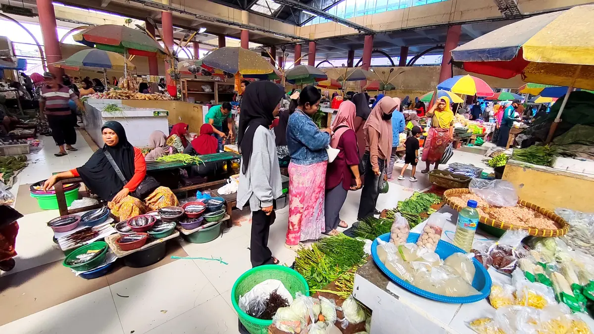 CEGAH PAD BOCOR: Sejumlah pedagang dan pembeli saat bertransaksi di Pasar Jelojok, Kopang, Lombok Tengah, belum lama ini. (Dewi/Lombok Post) 
