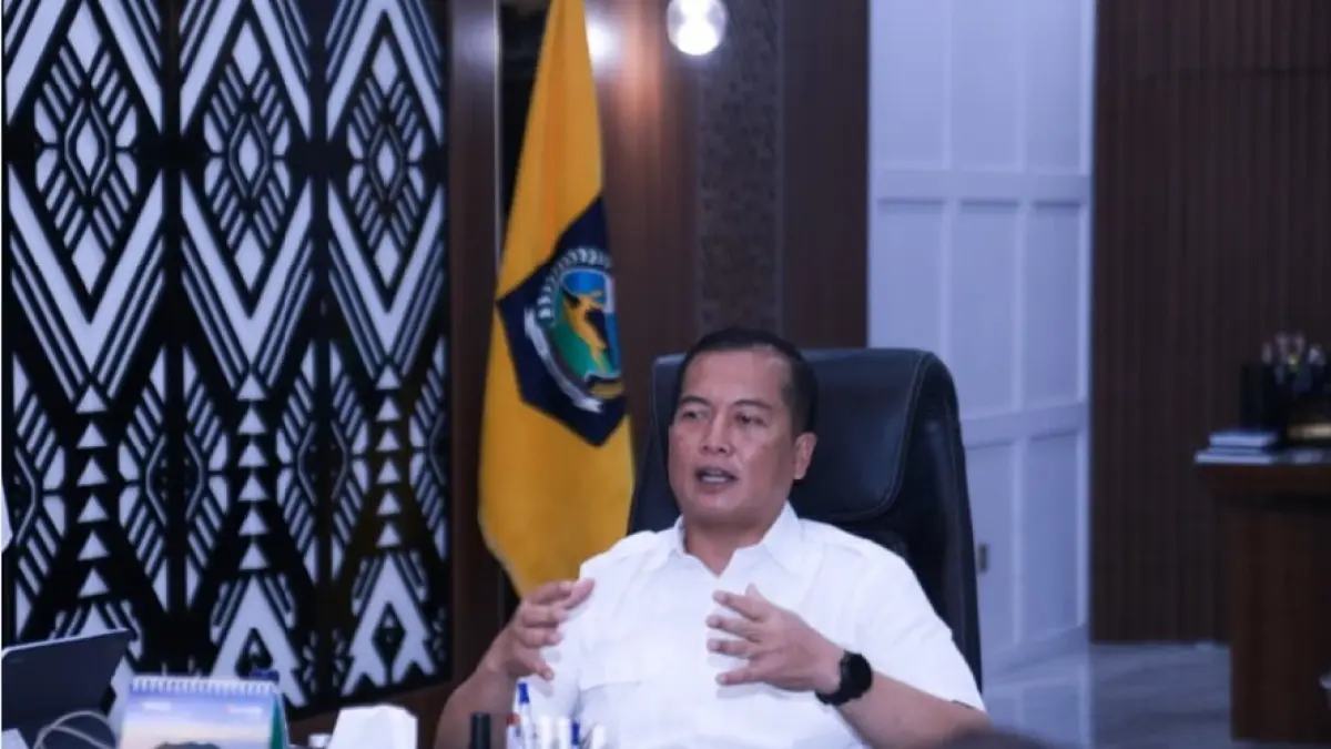 DESA BERDAYA: Gubernur NTB Lalu Muhamad Iqbal saat memimpin rapat penguatan dan pra pengawalan Program Desa Berdaya di Ruang Kerja Gubernur, Jumat (1/5). (DISKOMINFOTIK NTB/LOMBOK POST)