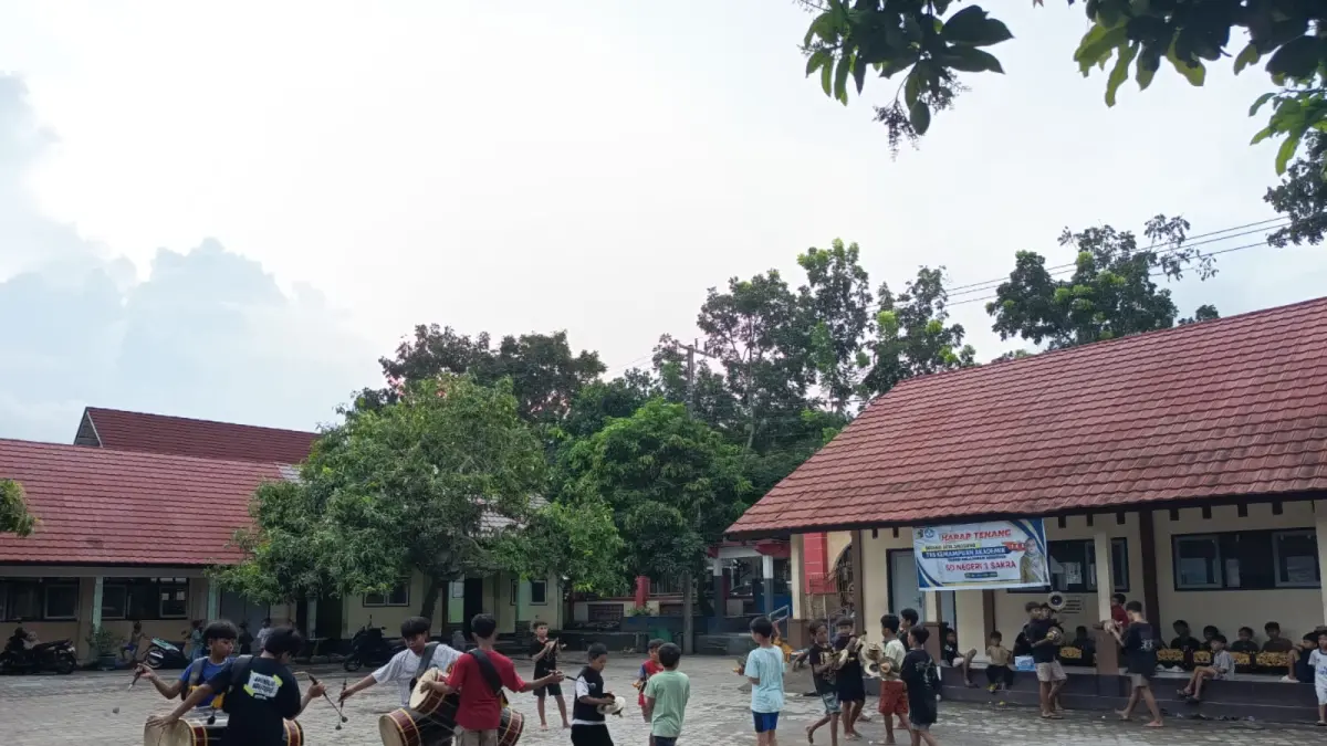 GENDANG BELEQ: Puluhan Siswa SDN 1 Sakra Sedang berlatih memainkan Gendang Beleq yang menjadi salah satu kegiatan ekstrakurikuler sekolah