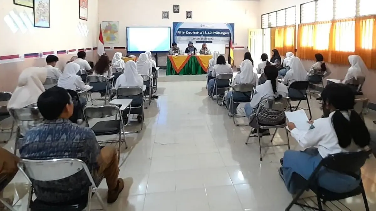 GO INTERNASIONAL: Puluhan siswa mengikuti ujian bahasa Jerman didampingi pengawas dan tim penguji dari Goethe Institut Indonesia di SMAN 3 Mataram, Rabu lalu (29/4).

