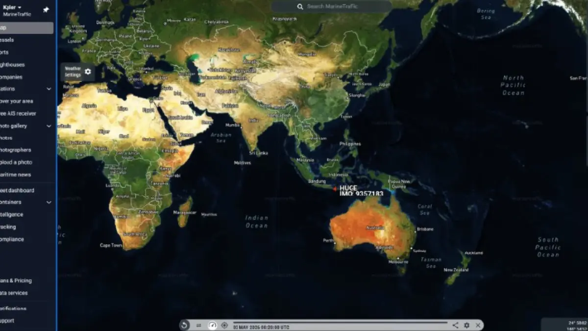 LOLOS: Gambar yang yang dirilis TankerTrackers.com menunjukkan kapal tanker Iran, Huge saat melayari Selat Lombok menuju perairan Kepulauan Riau. (AKUN X TANKERTRACKERS.COM)