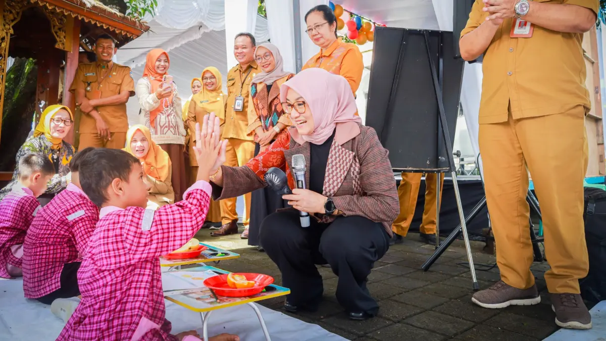APRESIASI: Bunda PAUD Kota Mataram Hj Kinnastri Mohan Roliskana menyapa anak-anak PADA  program CLBK di Halaman Kantor Camat Ampenan, Senin (28/4). Literasi keluarga bukan sekadar membaca, tetapi menghadirkan kedekatan, komunikasi, dan cinta antara orang tua dan anak.

