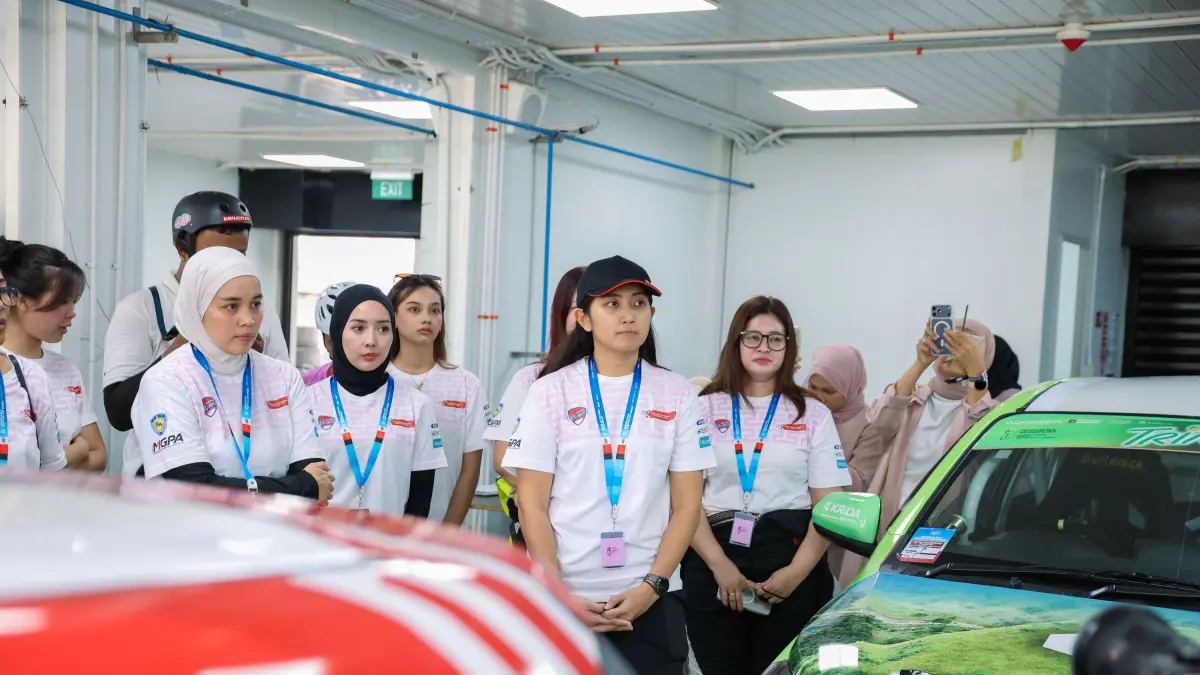 Para pembalap wanita saat mendengar arahan MGPA saat persiapan balapan Kartini Race 2026 di Sirkuit Internasional Mandalika, Minggu (3/5). (Dewi/Lombok Post) 