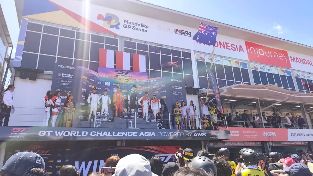 Para pemenang dan tim pembalap GT World Challenge Asia 2026 merayakan kemenangannya di atas podium Sirkuit Internasional Mandalika, Lombok Tengah, Minggu (3/5). (Dewi/Lombok Post) 