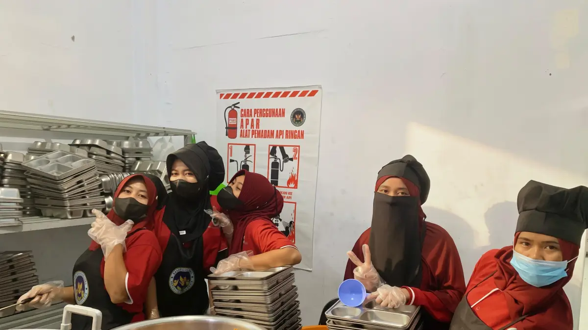 Pengawasan ketat selalu dilakukan SPPG Karang Bongkot, mulai dari seleksi bahan baku yang segar, proses produksi yang higienis, hingga makanan tiba di sekolah,