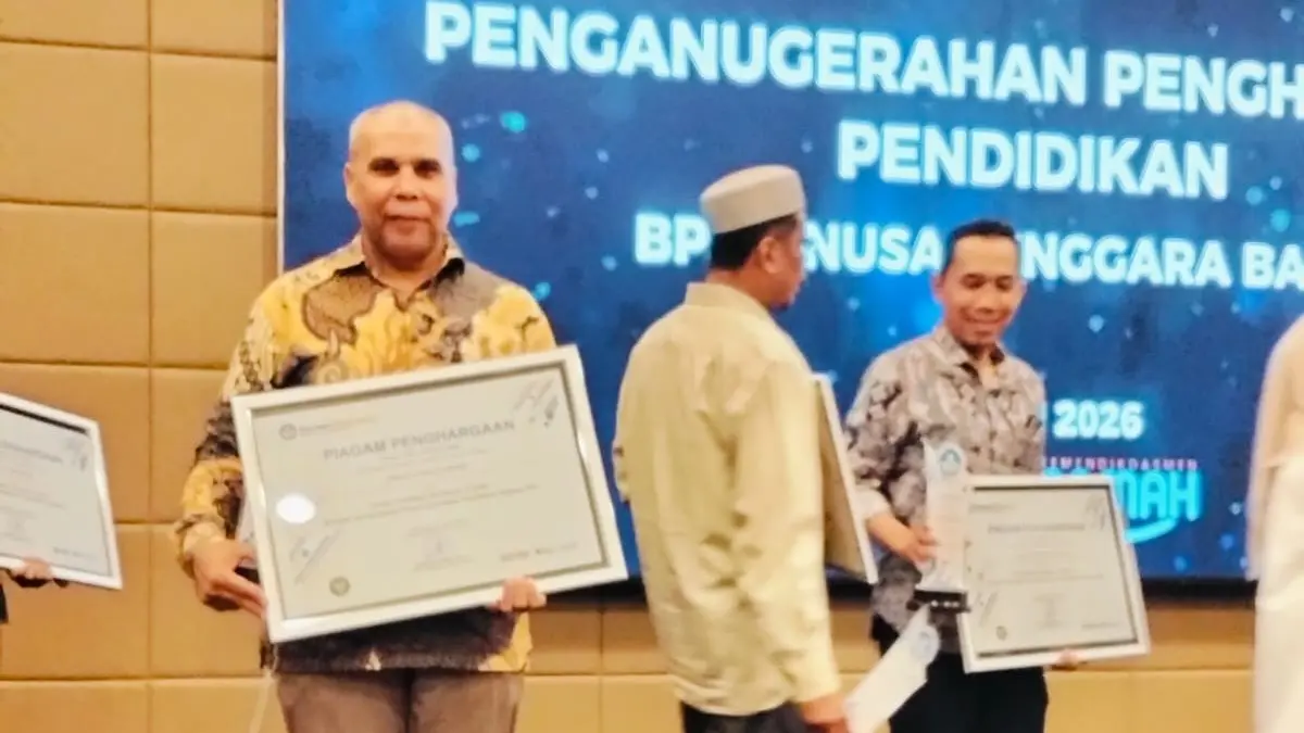 PENGHARGAAN: Kepala SMAN 2 Mataram Abdul Kadir Alaydrus meraih penghargaan sekolah paling inovatif dalam pemanfaatan rapor pendidikan jenjang SMA.