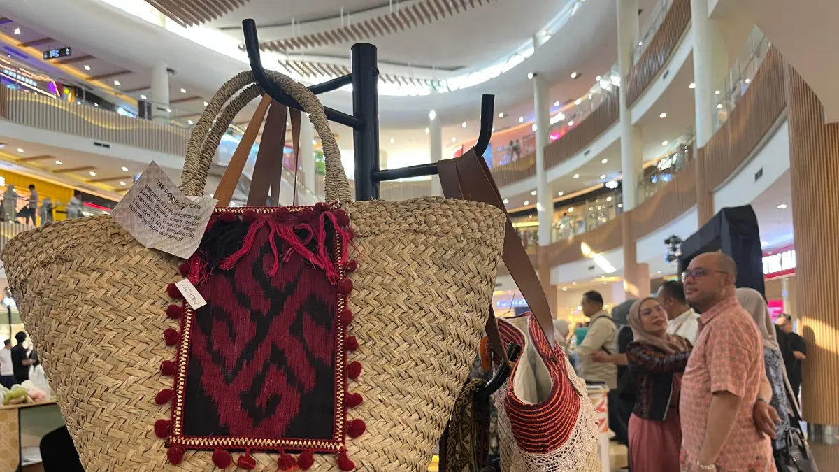 Produk UMKM NTB yang tampil di kegiatan bazar, beberapa waktu lalu. Dekranasda NTB menyebut konsistensi dan digitalisasi menjadi kunci agar UMKM tembus pasar global. (Ferial/Lombok Post)