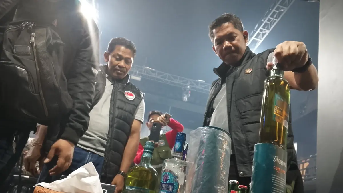 SITA MIRAS: Tim gabungan razia menyita sejumlah minuman beralkohol di salah satu tempat hiburan malam, Sabtu malam (2/5).&nbsp;