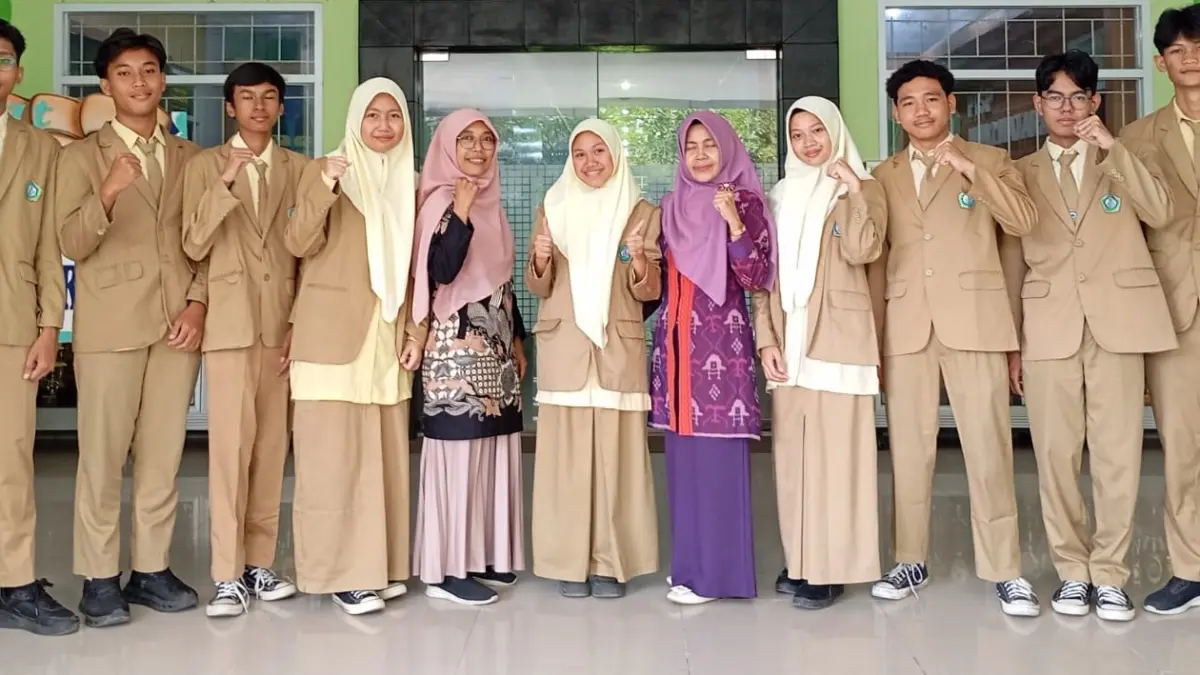 TARGET JUARA NASIONAL: Waka Kesiswaan MAN 2 Mataram Meci Karimah Kasipahu dan Pembina Olimpiade MAN 2 Mataram Nurlaila Mubarokah foto bersama siswa yang akan mengikuti olimpiade sains tingkat nasional, Rabu (29/4).