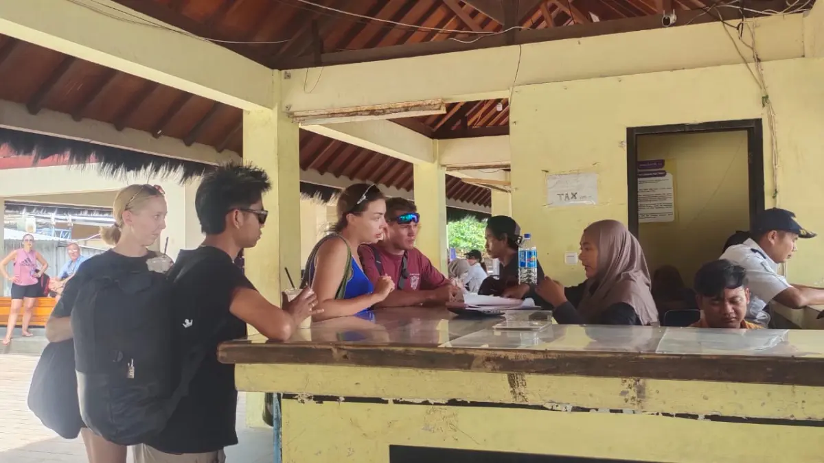 TARIF AKAN NAIK: Wisatawan asing yang berada di kawasan wisata tiga gili saat membeli tiket di loket&nbsp;
