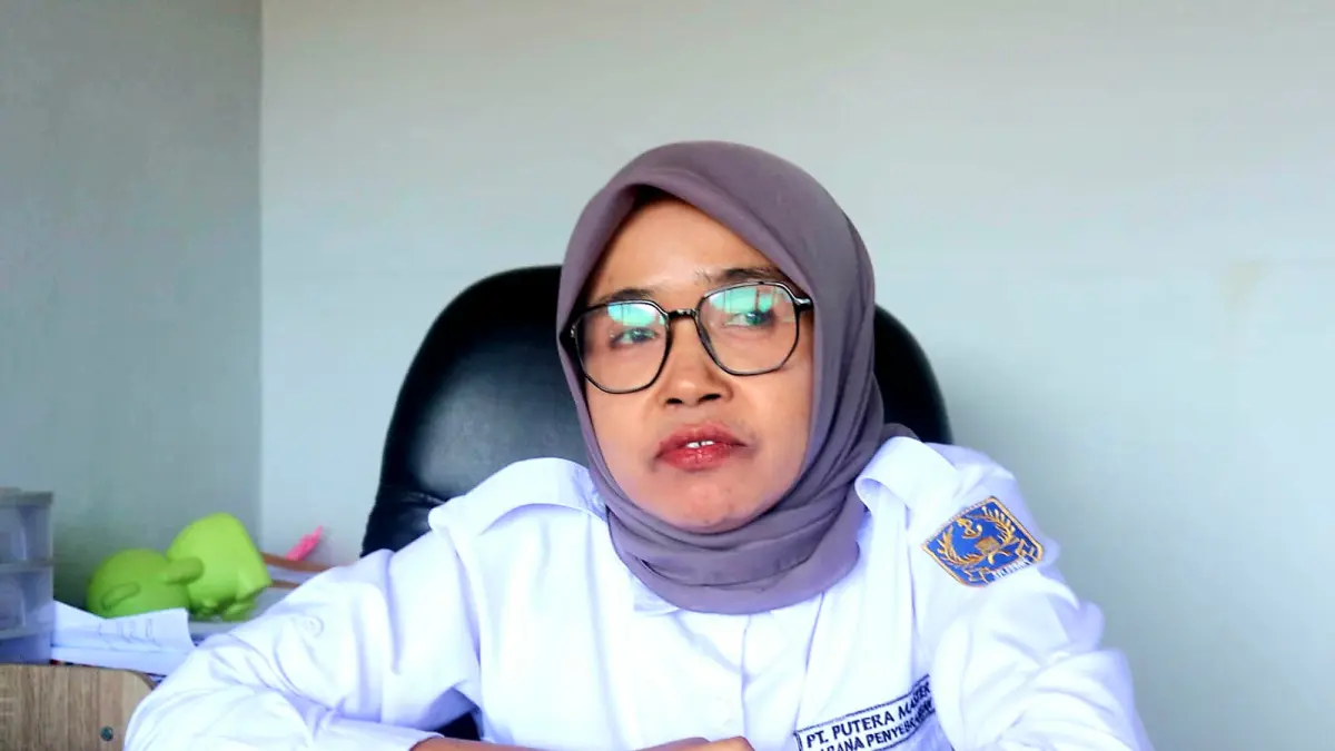 TEGAS: Fati Masrah Dato saat memberikan penjelasan terkait penanganan oknum petugas kapal yang terlibat pungli. (Toni/Lombok Post)
