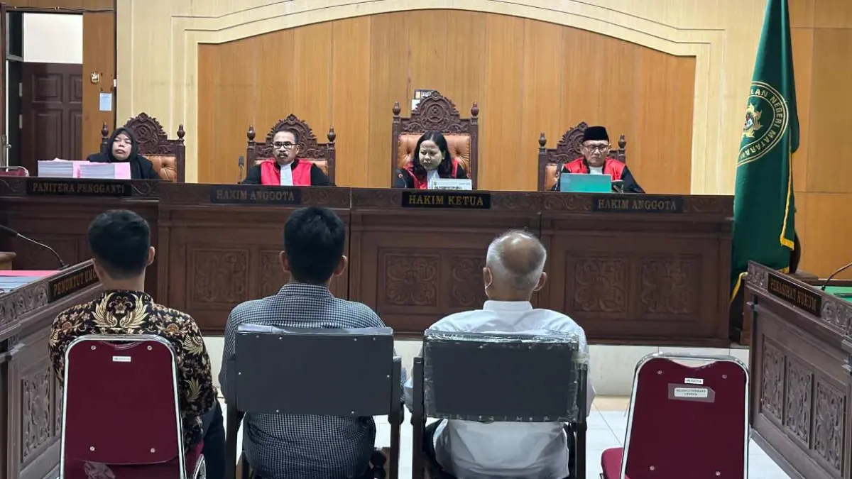 TELUSURI ASET: Para terdakwa korupsi insentif PPJ menjalani sidang di Pengadilan Tipikor Mataram, beberapa waktu lalu. 