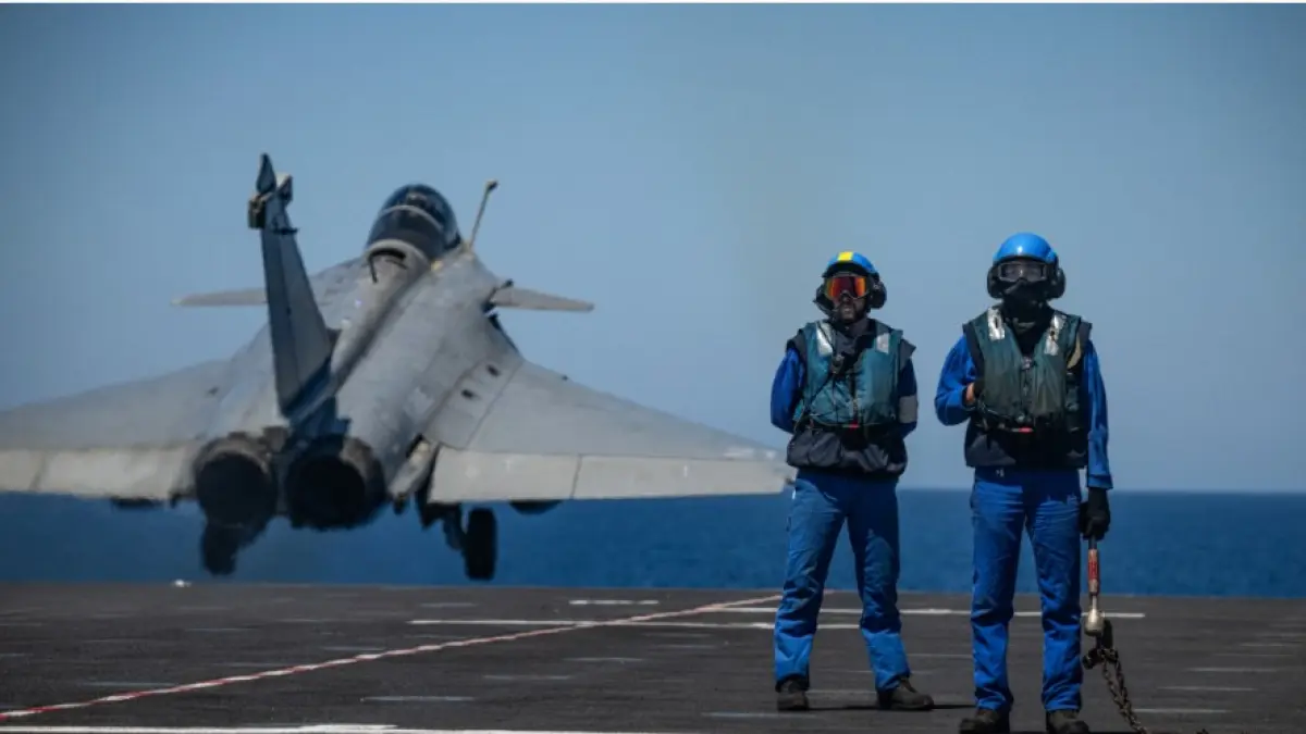 UJI COBA: Jet tempur Rafale lepas landas di dek kapal induk Prancis Charles de Gaulle selama latihan militer NATO di Yunani, pada Senin (27/4). (ANGELOS TZORTZINIS/AFP)