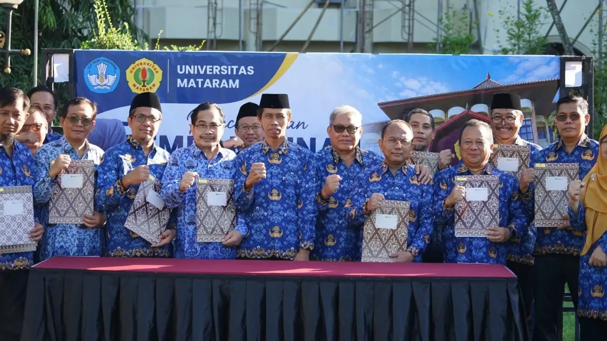 ZONA INTEGRITAS: Rektor Unram Prof Sukardi (lima dari kiri) foto bersama dekan, direktur, serta ketua senat usai penandatanganan zona integritas dan pakta integritas universitas dalam memperingati Hardiknas di Halaman Rektorat Unram, Sabtu (2/5).

