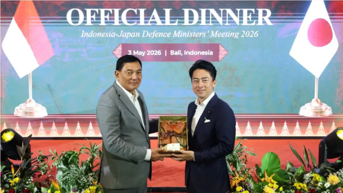 KERJA SAMA BILATERAL: Menteri Pertahanan Indonesia Sjafrie Sjamsoeddin (kiri) bertukar cenderamata dengan Menteri Pertahanan Jepang Shinjiro Koizumi saat jamuan makan malam resmi di Bali, Ahad (3/5). Dalam pertemuan ini, sejumlah kerja sama disepakati kedua pihak. (SIARAN PERS / KEMENTERIAN PERTAHANAN INDONESIA / AFP)