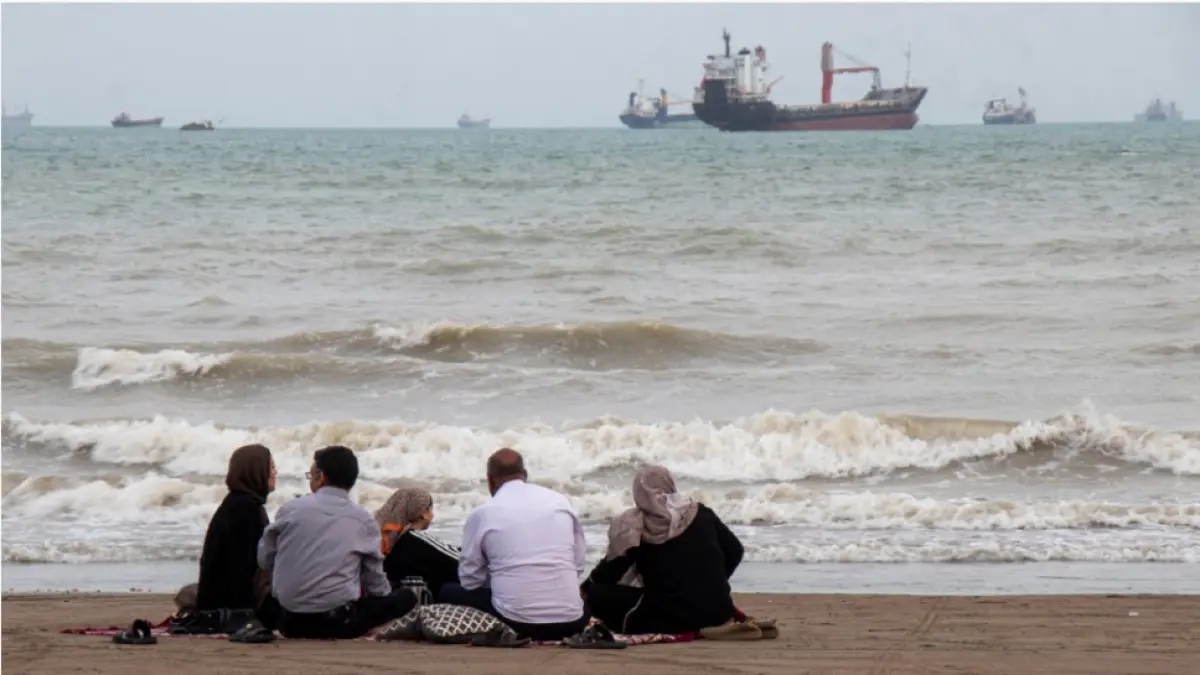 BERDAMPAK SIGNIFIKAN: Warga Iran terlihat di Pantai Suru di Bandar Abbas di sepanjang Selat Hormuz, Jumat (24/4). Penutupan Selat Hormuz membuat harga BBM di sejumlah negara mengalami kenaikan. (RAZIEH POUDAT / ISNA / AFP)