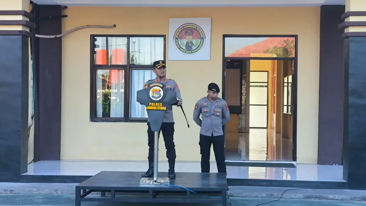 BERI ARAHAN: Kapolres memimpin apel jam pimpinan di Lapangan Tantya Sudhirajati Polres Lombok Utara, Selasa (4/5).