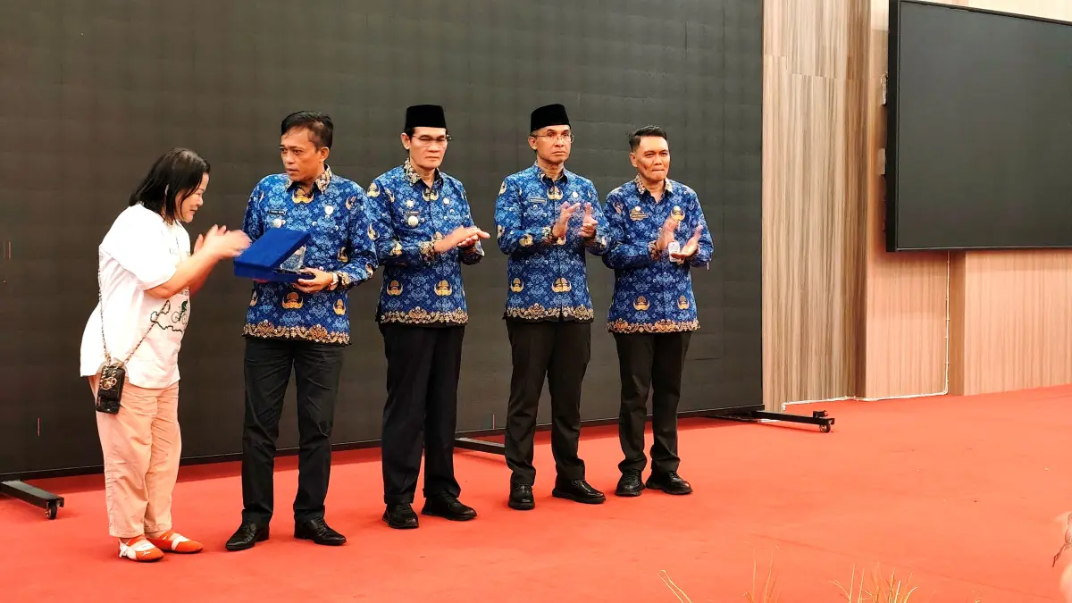 Bupati Lombok Tengah Lalu Pathul Bahri didampingi Wabup Nursiah, Sekda Firman menerima cinderamata dari Chairman IOA Eka Tnauwidjaya penyelenggara Lombok Charity Ride di kantor bupati, Senin (4/5). (Dewi/Lombok Post) 