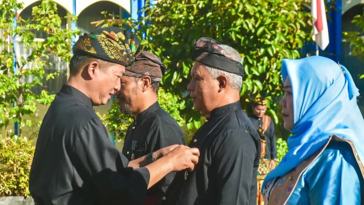 : Gubernur NTB Lalu Muhamad Iqbal menyerahkan penghargaan Satya Lencana Karyasatya kepada tiga orang pengajar dari SMAN 5 Mataram, SLBN 1 Mataram, dan SMKN 1 Mataram, di upacara peringatan Hardiknas 2026, Sabtu (2/5). (DISKOMINFOTIK NTB FOR LOMBOK POST)