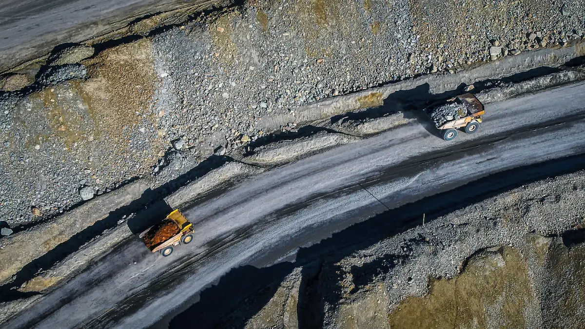 HASIL BUMI: Truk PT AMNT terlihat mengangkut material di area Batu Hijau yang terletak di Desa Tongo Sejorong, Kecamatan Sekongkang, Kabupaten Sumbawa Barat. (IST/LOMBOK POST)