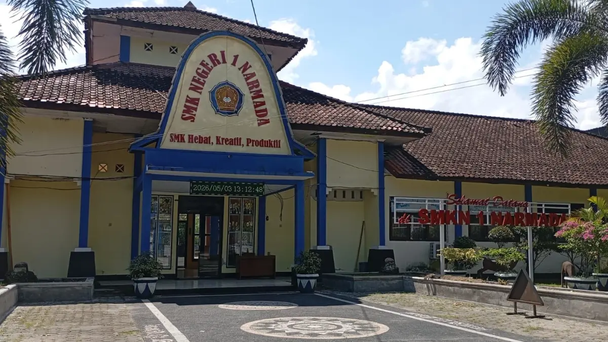 JADI SOROTAN: Suasana SMKN 1 Narmada saat libur sekolah, belum lama ini. Revitalisasi SMKN 1 Narmada disorot, dugaan konflik kepentingan bendahara mencuat.

