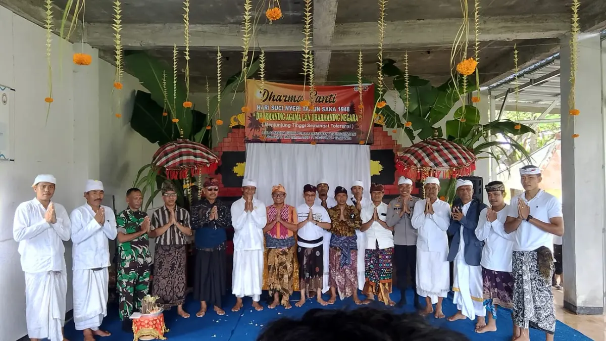 KEBERSAMAAN: Kehadiran berbagai unsur masyarakat menjadi simbol harmoni kegiatan Dharma Santi di Senaru.